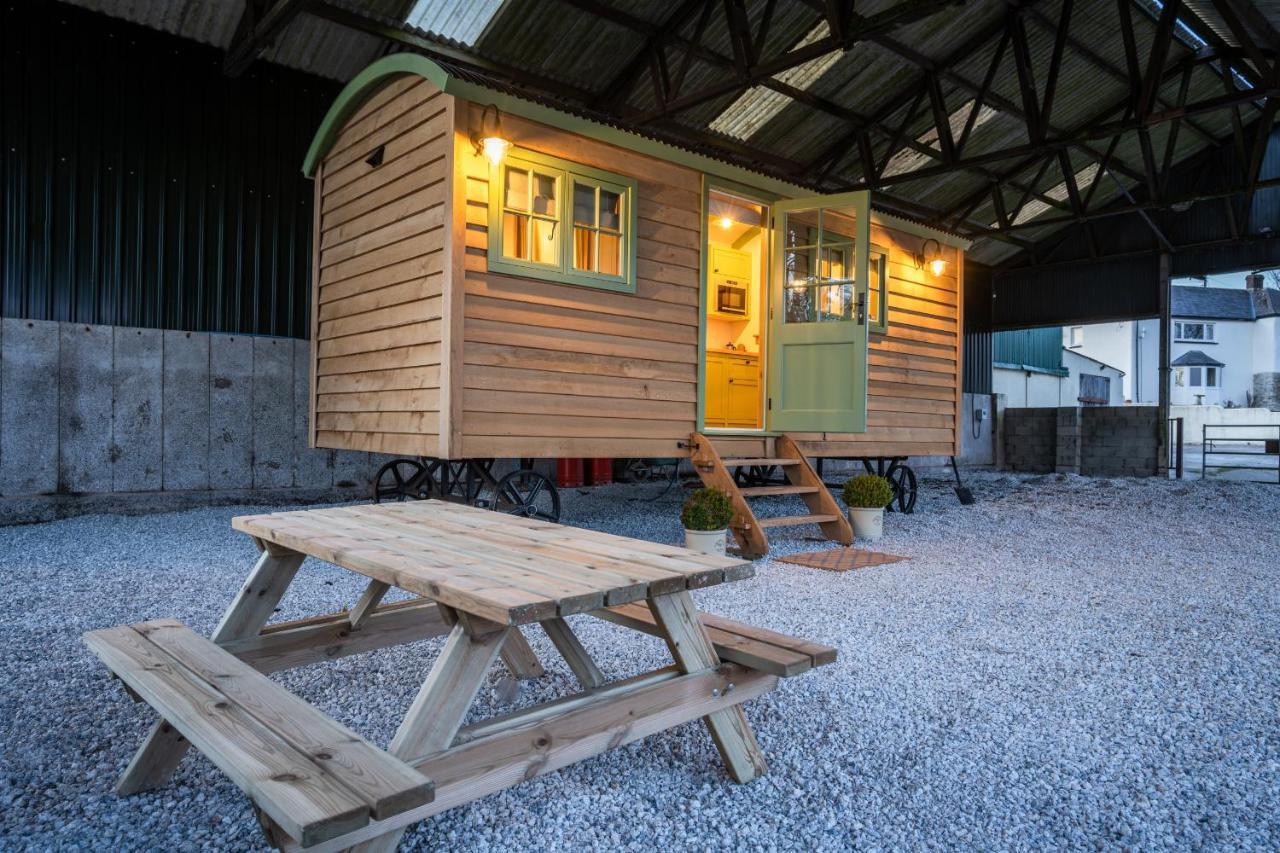 Finest Retreats - The Shepherd'S Hut At Northcombe Farm Beaworthy Exterior foto