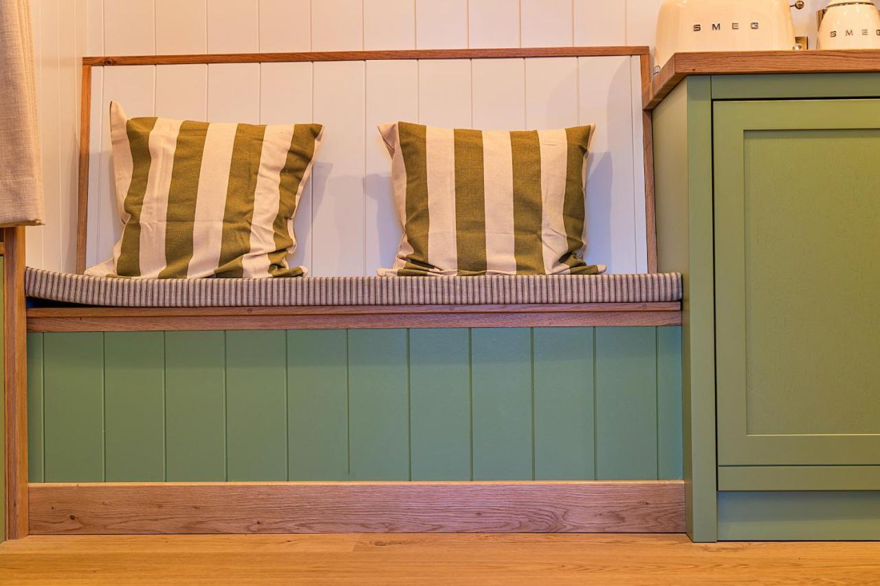Finest Retreats - The Shepherd'S Hut At Northcombe Farm Beaworthy Exterior foto