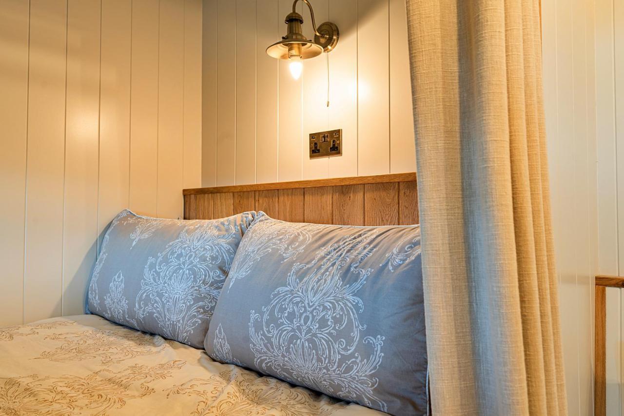Finest Retreats - The Shepherd'S Hut At Northcombe Farm Beaworthy Exterior foto